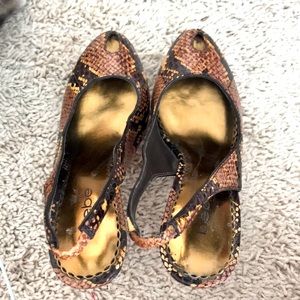 Peep toe Brown and black snake print platform pumpS/heels